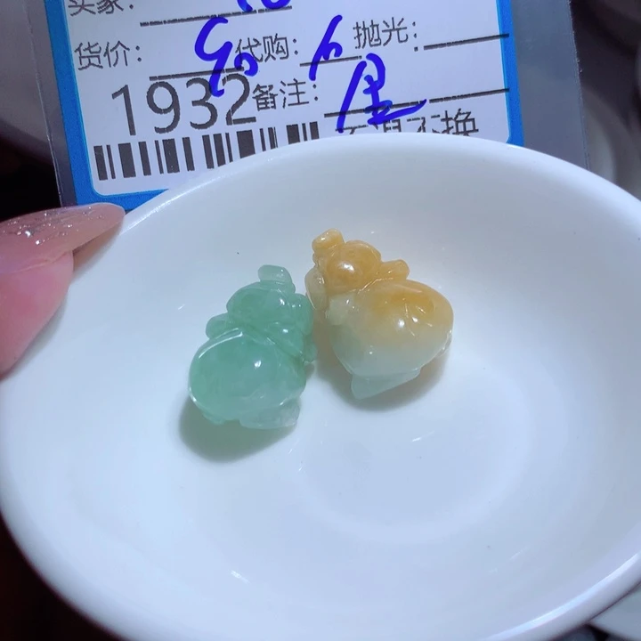 翡翠未镶嵌颈饰池**鱼