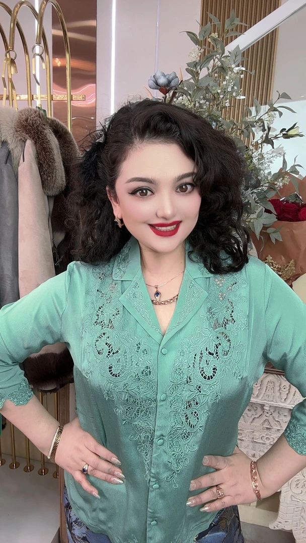 《苹果绿色كاستىيۇم پۇسۇني ئالمائۇرۇقى رەڭ》西装领，刺绣中袖衬衣