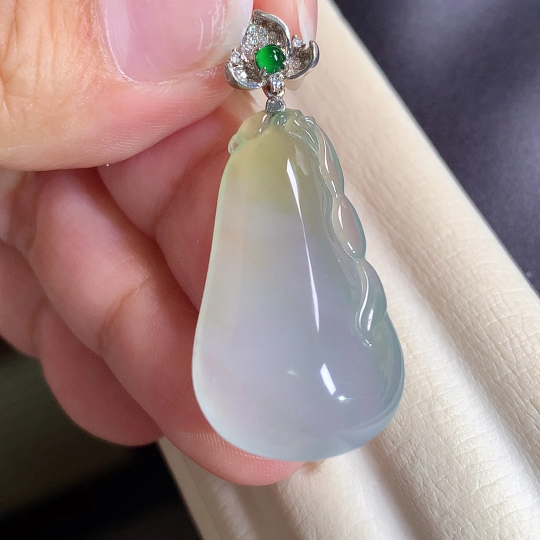 翡翠18K金镶嵌颈饰福瓜