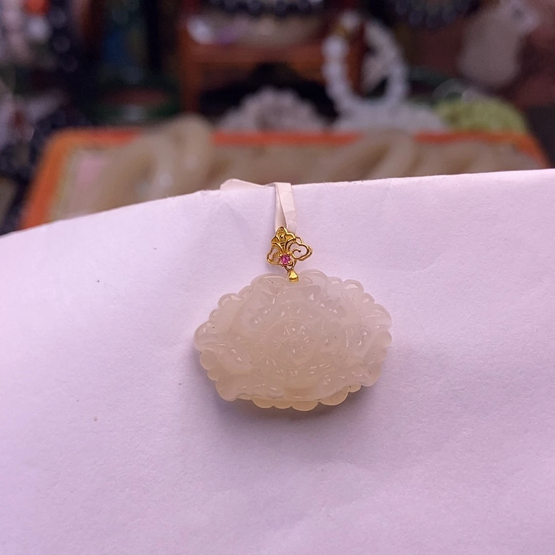 颈饰未镶嵌和田玉藕粉金镶牡丹花