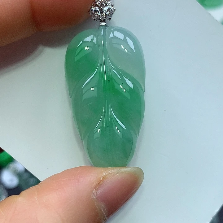 翡翠18K金镶嵌颈饰叶子