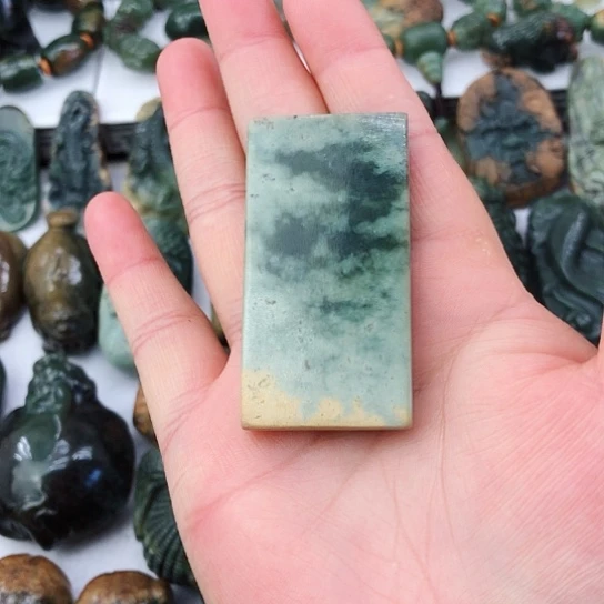 未镶嵌岫岩河磨玉（透闪石质玉）挂件