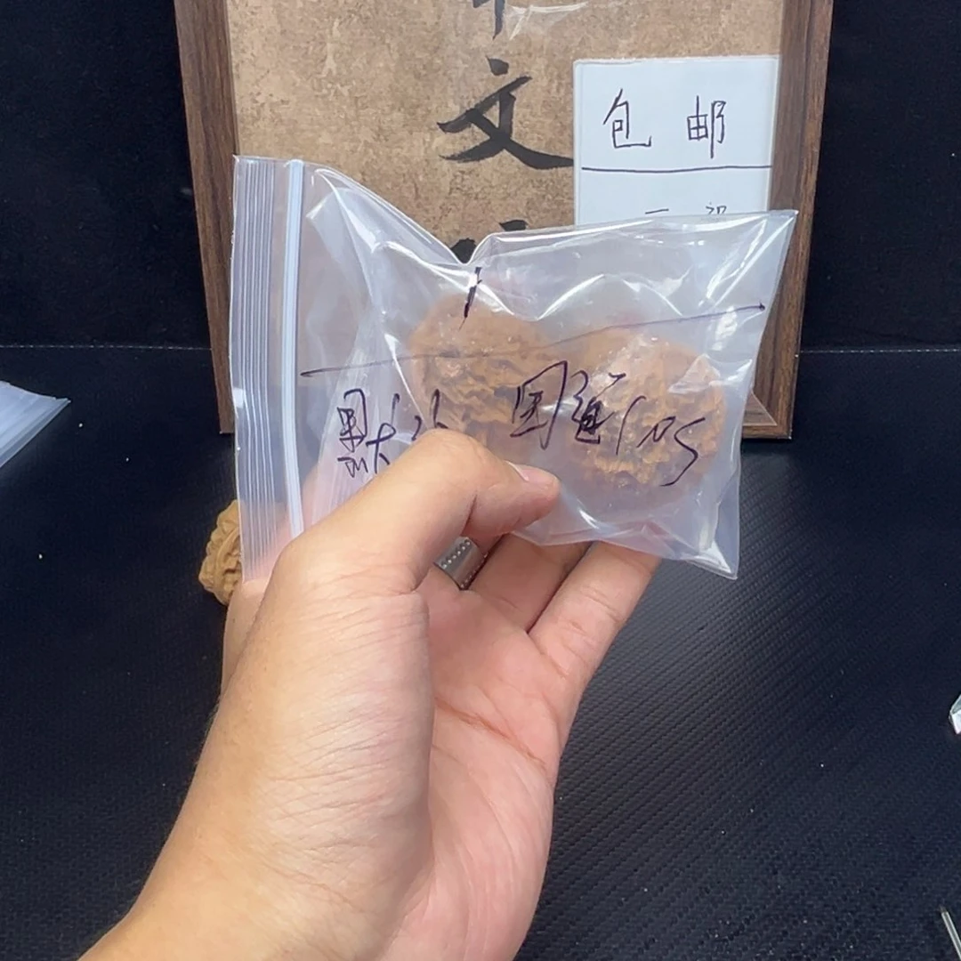 文玩核桃吊坠在****带蟠龙纹