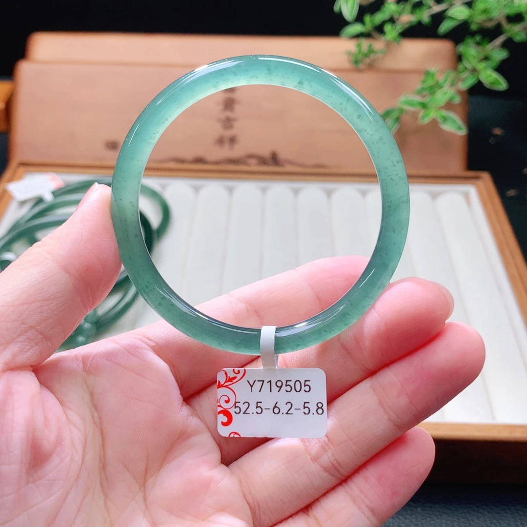 翡翠未镶嵌手镯（圆镯）