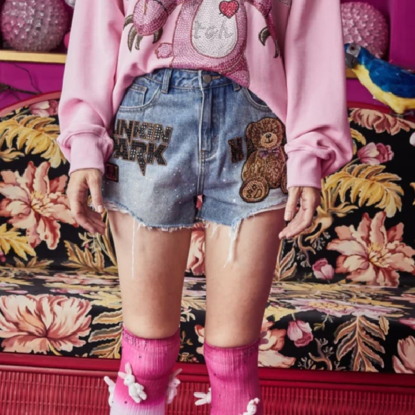 轻奢-TCH潮牌小熊字母刺绣烫钻夏季时尚蓝色牛仔短裤T66B218001