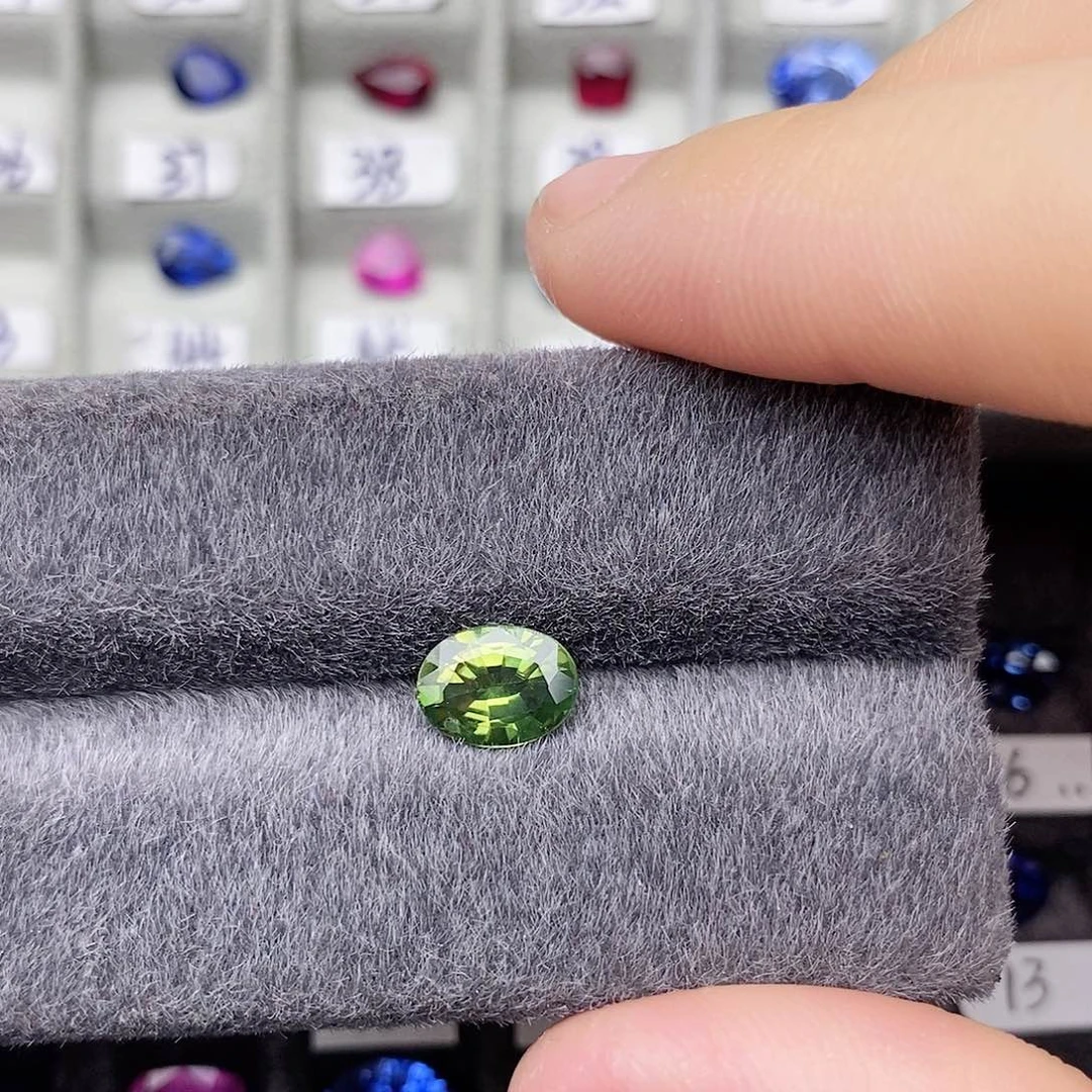 蓝宝石裸石未镶嵌黄绿色火彩好明亮1.52ct/337号