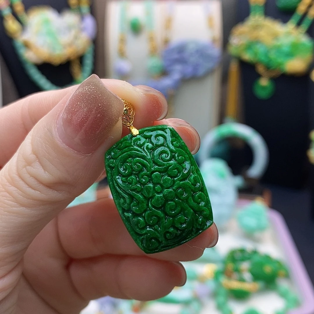 翡翠颈饰未镶嵌姜***?天然