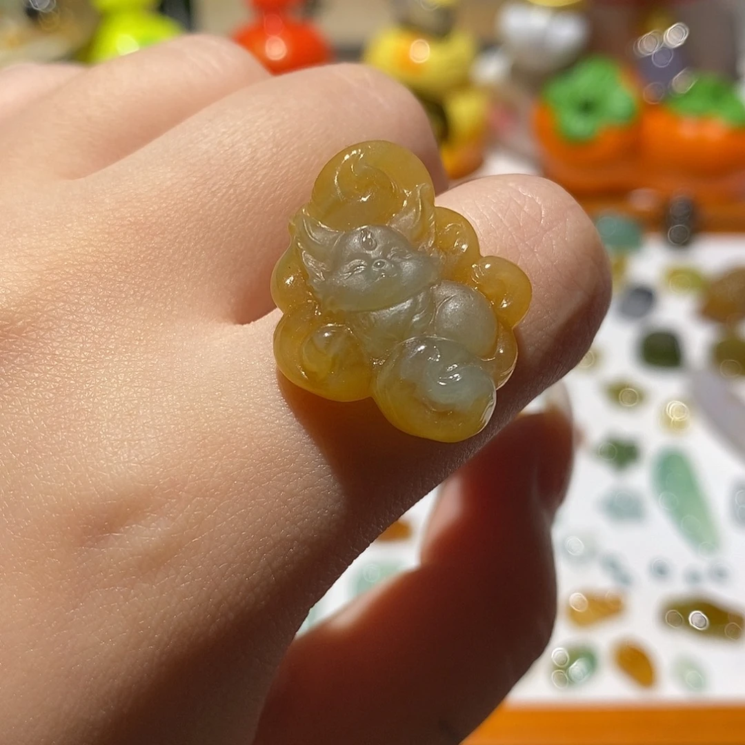 翡翠未镶嵌颈饰九尾狐