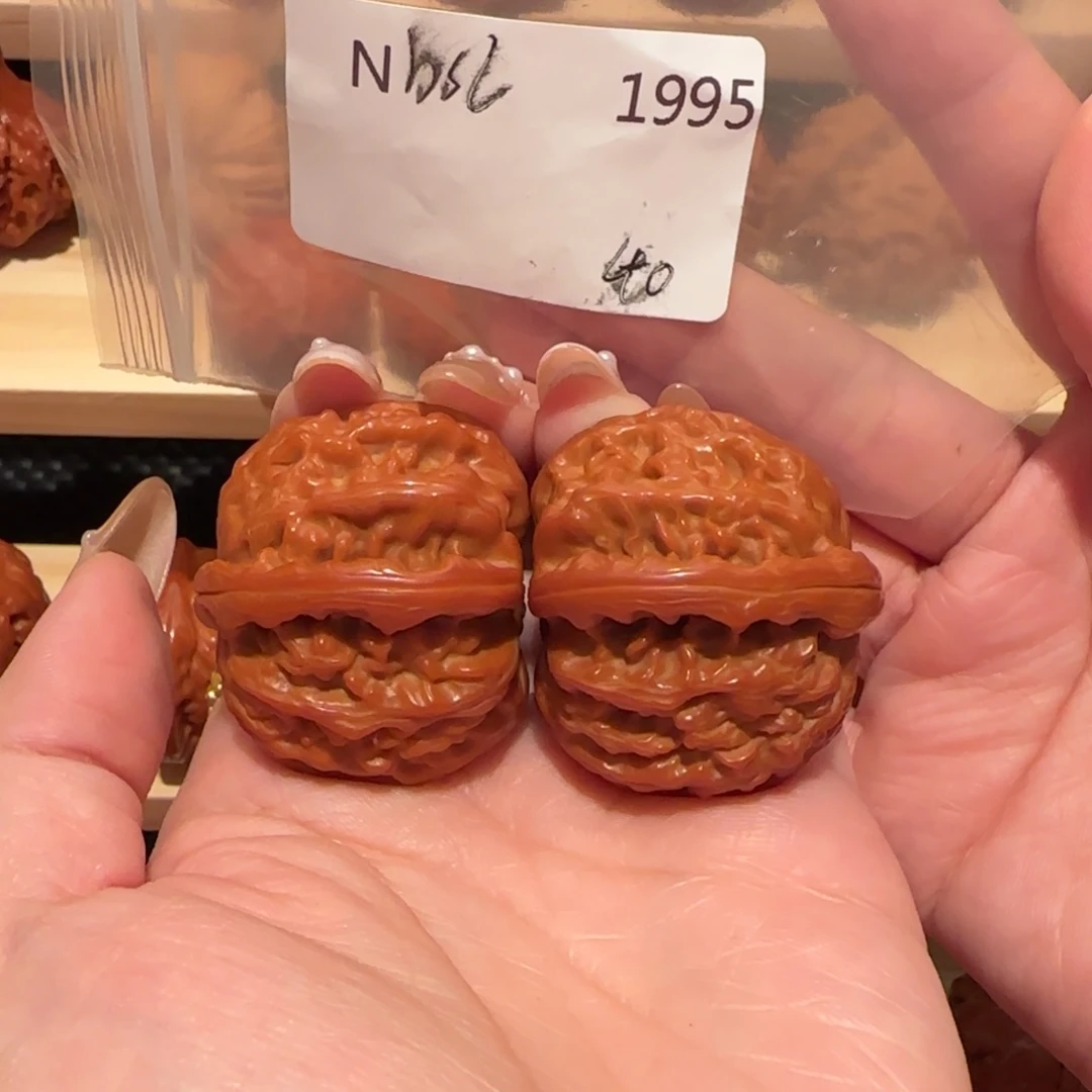 R***.文玩核桃吊坠白狮子40精品