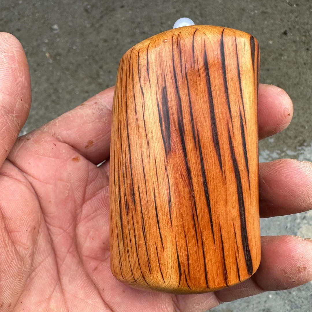 崖柏红油老料虎皮纹手把件