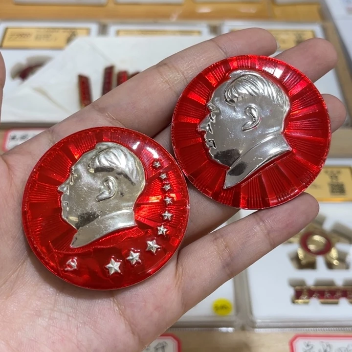 辉达利红色收藏纪念章