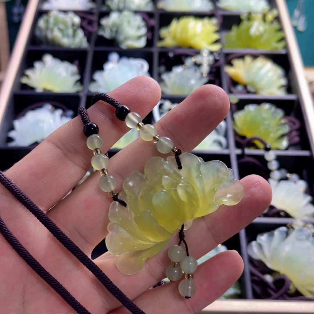 小***宝蛇纹石玉未镶嵌颈饰