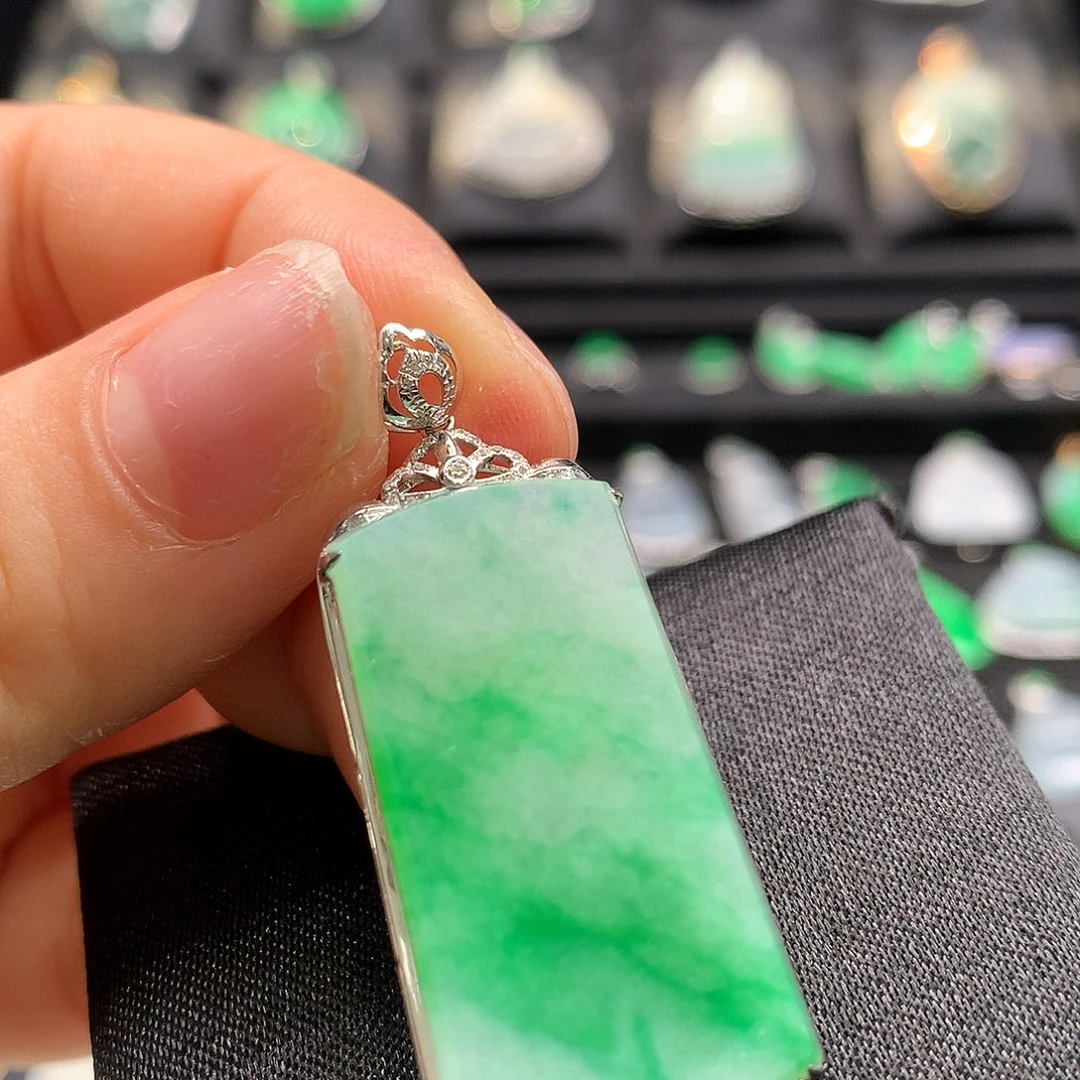 翡翠18K金镶嵌颈饰无事牌