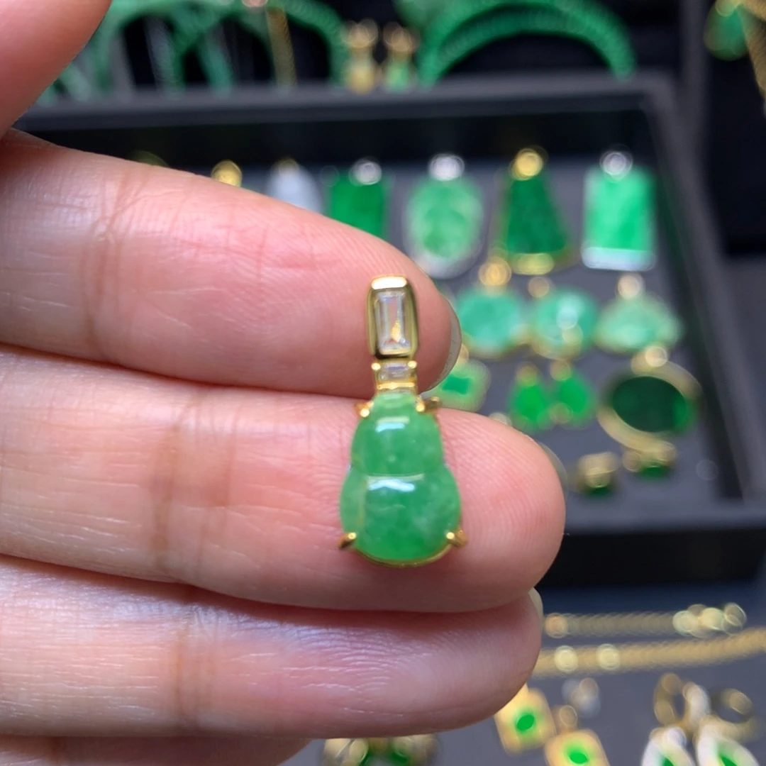 翡翠未镶嵌颈饰有纹