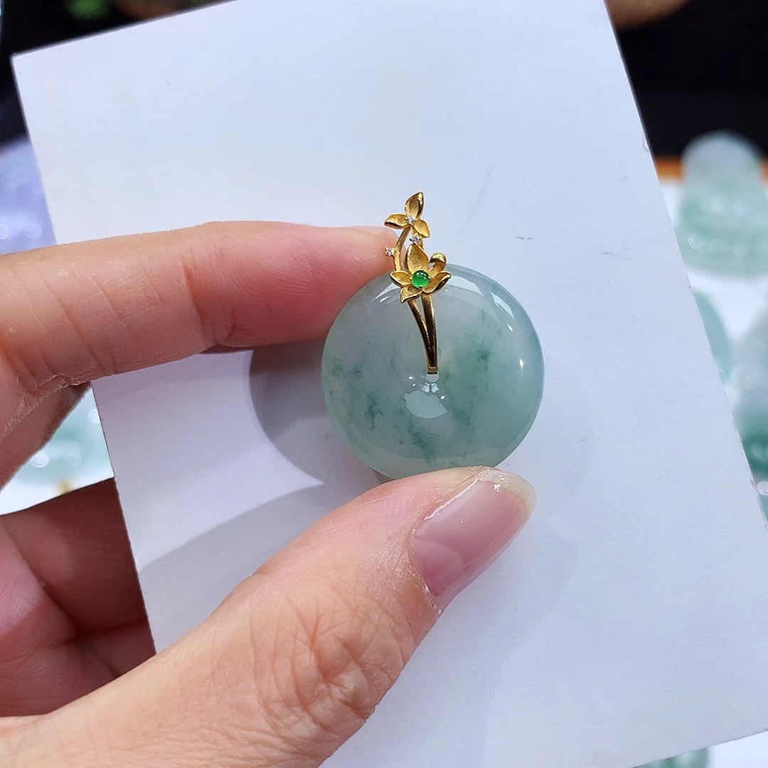 翡翠18K金镶嵌颈饰翡翠吊坠