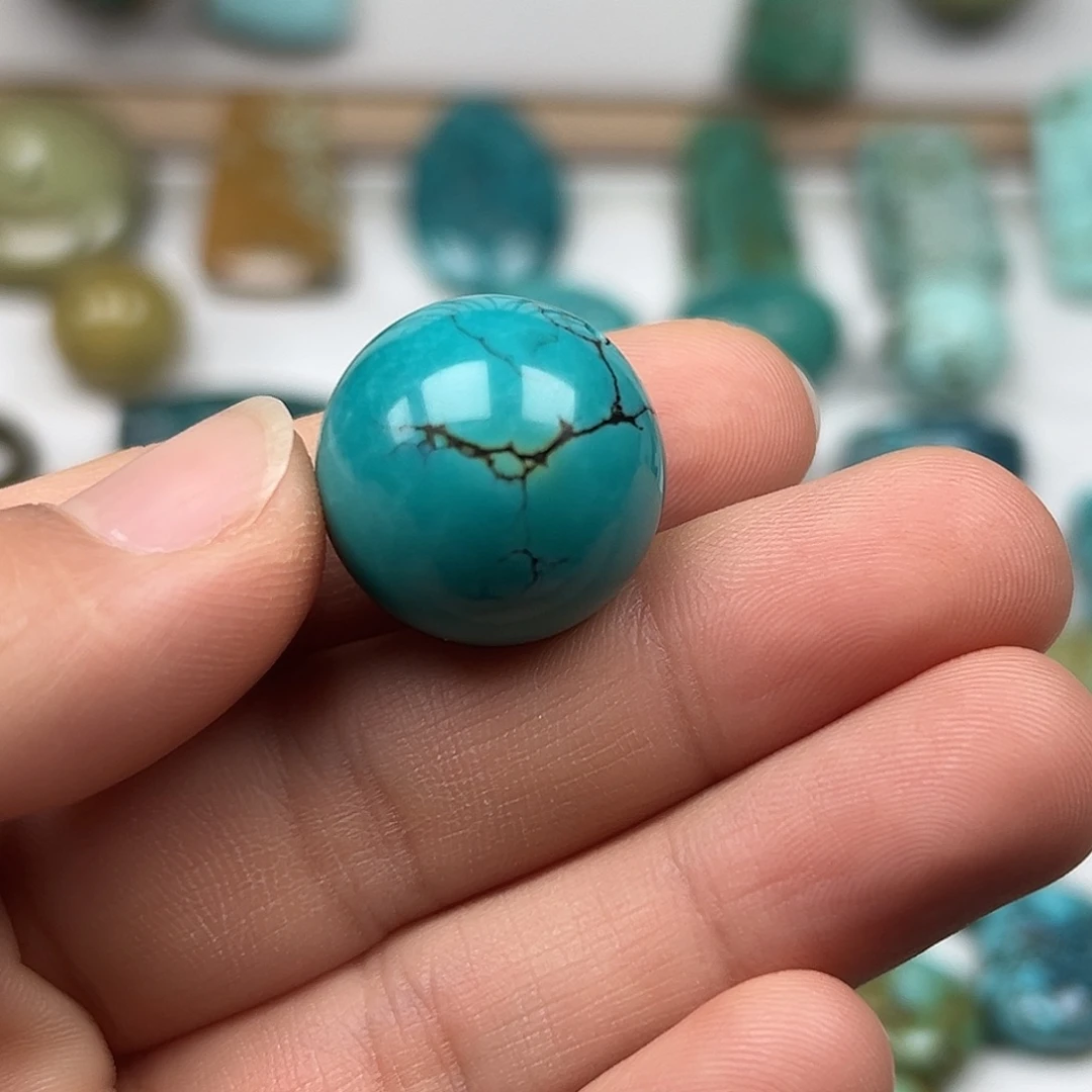 靠***。绿松石未镶嵌珠宝奇石