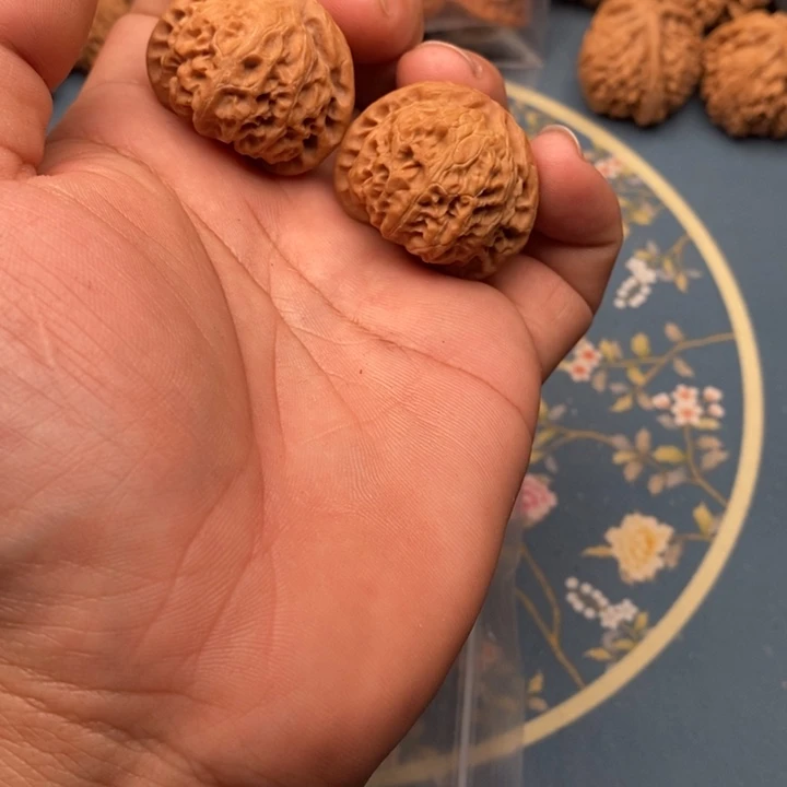 文玩核桃把件范****）宫灯