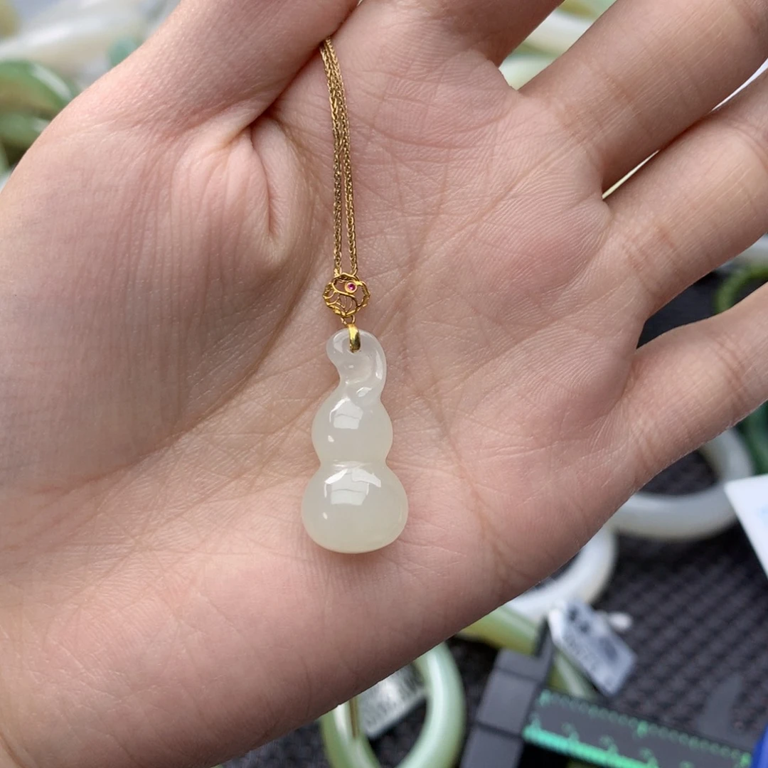 小***张和田玉18K金镶嵌颈饰