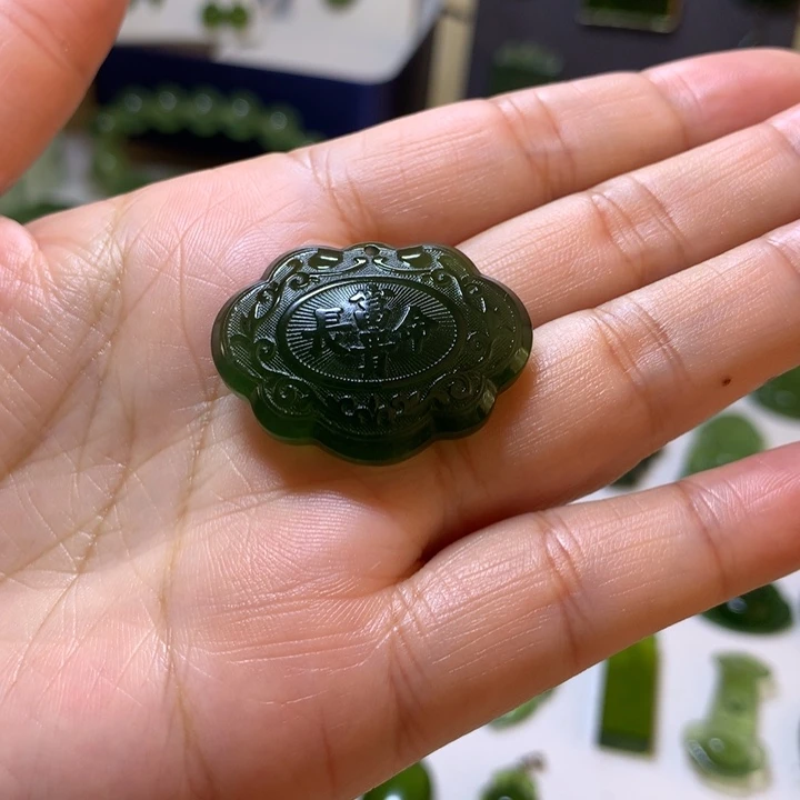 岫玉未镶嵌颈饰吊坠