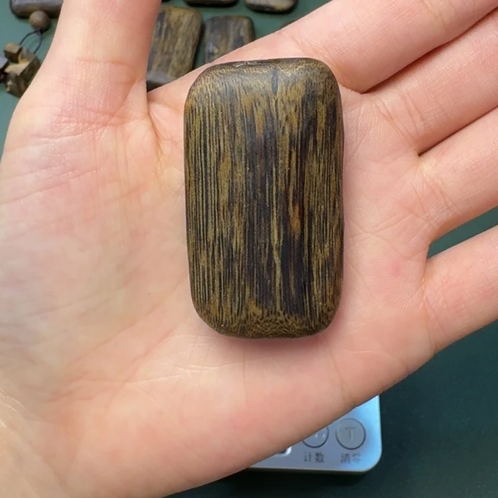 沉香手把件海南乌身圆叶树心油老料8克