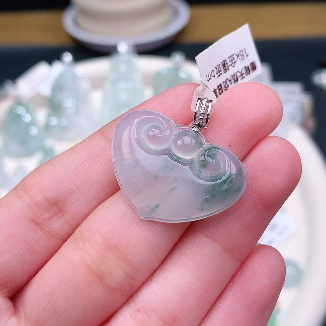 颈饰18K金镶嵌翡翠