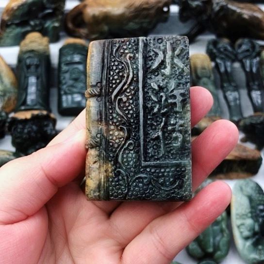 未镶嵌岫岩河磨玉（透闪石质玉）把件