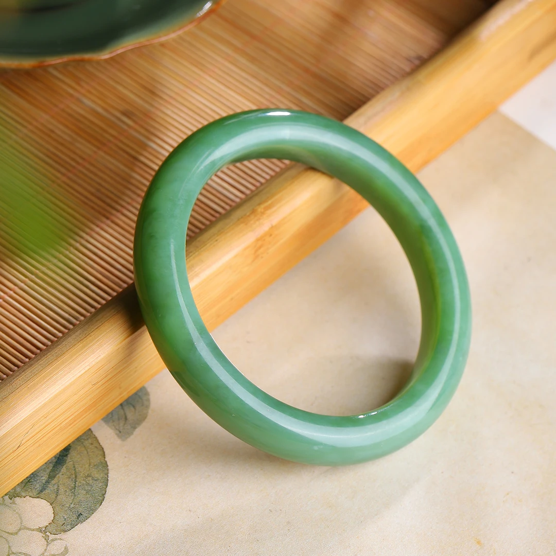 和田碧玉手镯  微带猫眼 波菜绿冰感起胶 57.5圈口 宽11.7厚9.9mm