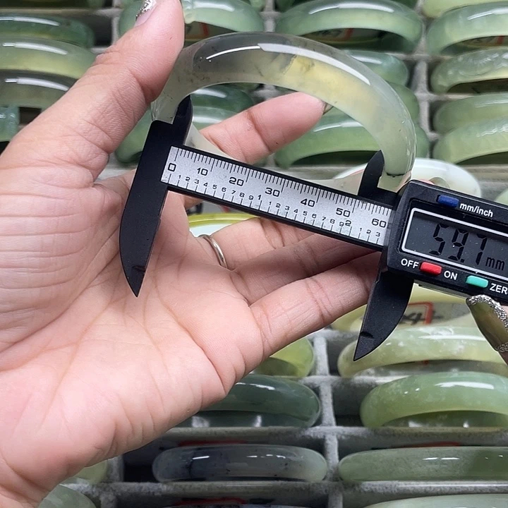 蛇纹石玉未镶嵌手镯411