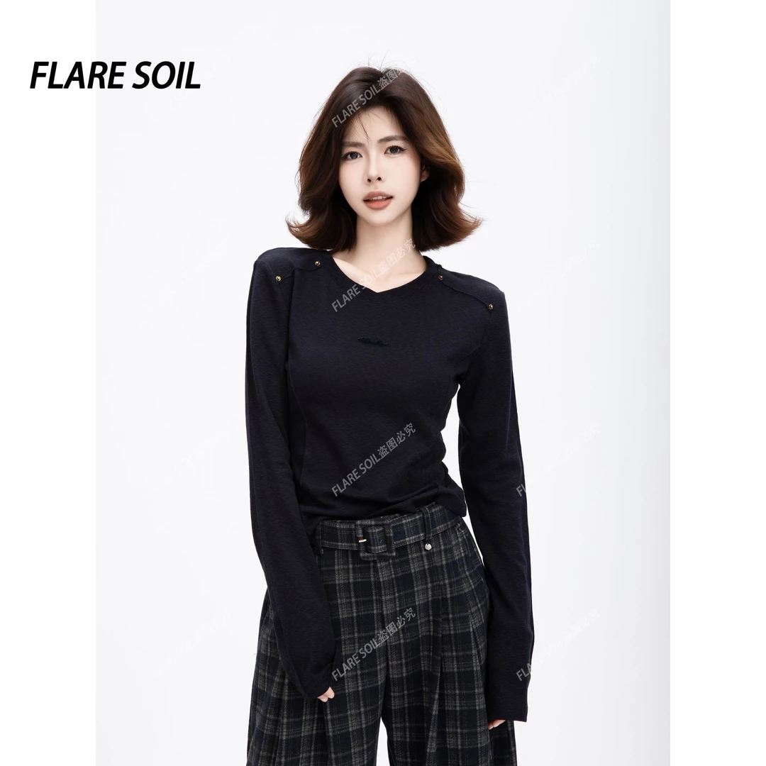 【FLARE SOIL】明线拼接T恤长袖刺绣韩版修身型打底衫上衣 T4739A