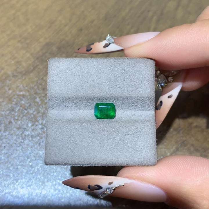 祖母绿裸石0.85ct木佐色（大证）