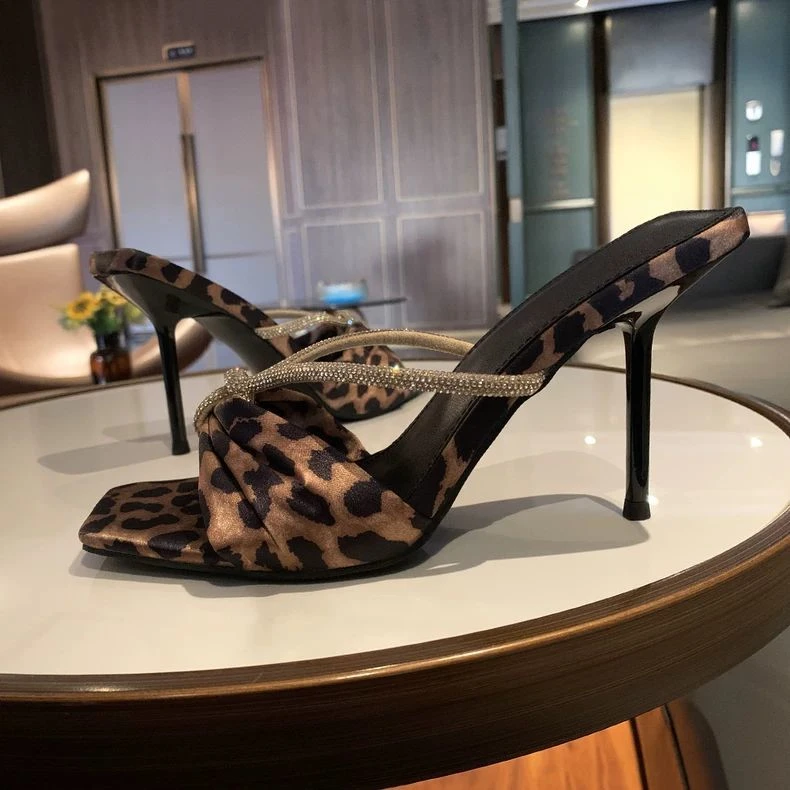 2025新款绸缎豹纹水钻凉拖鞋女外穿高跟鞋细带方头露趾一字带凉鞋