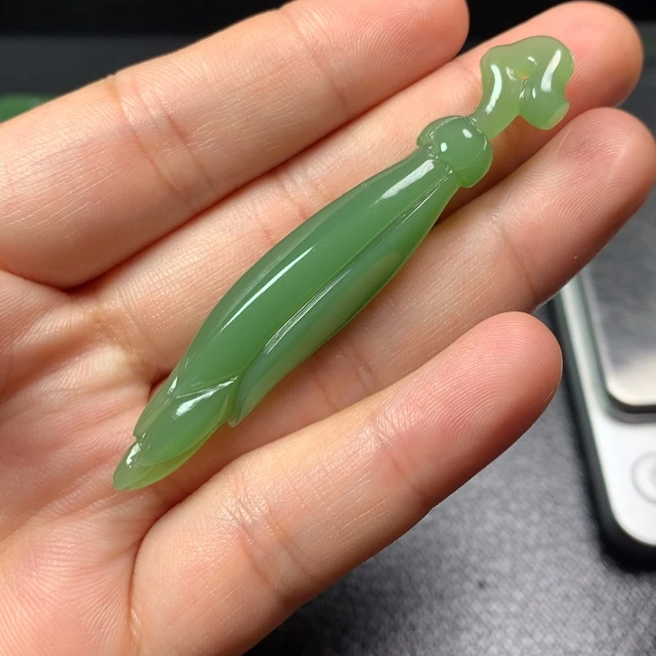 陈***姐颈饰未镶嵌和田玉