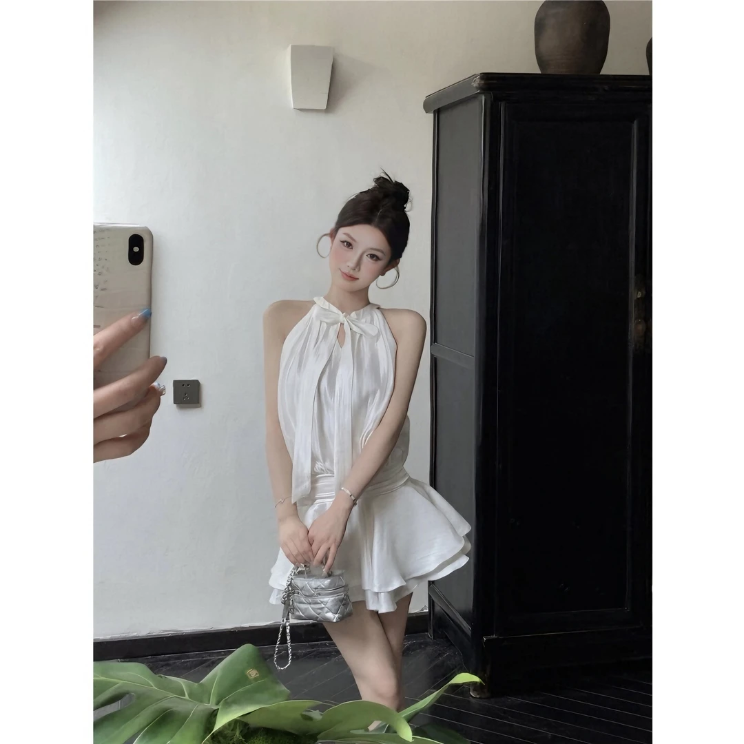 向晚.原创白色蝴蝶结挂脖缎面正反两穿无袖挂脖蛋糕连衣裙