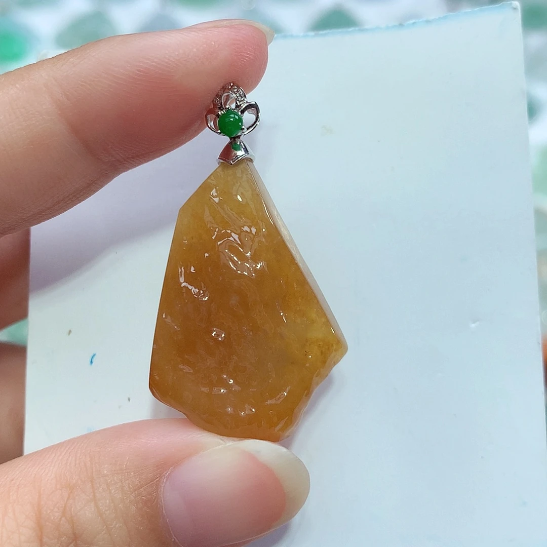 翡翠18K金镶嵌颈饰吊坠