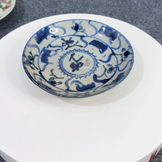 一个青花缠枝花卉赏盘