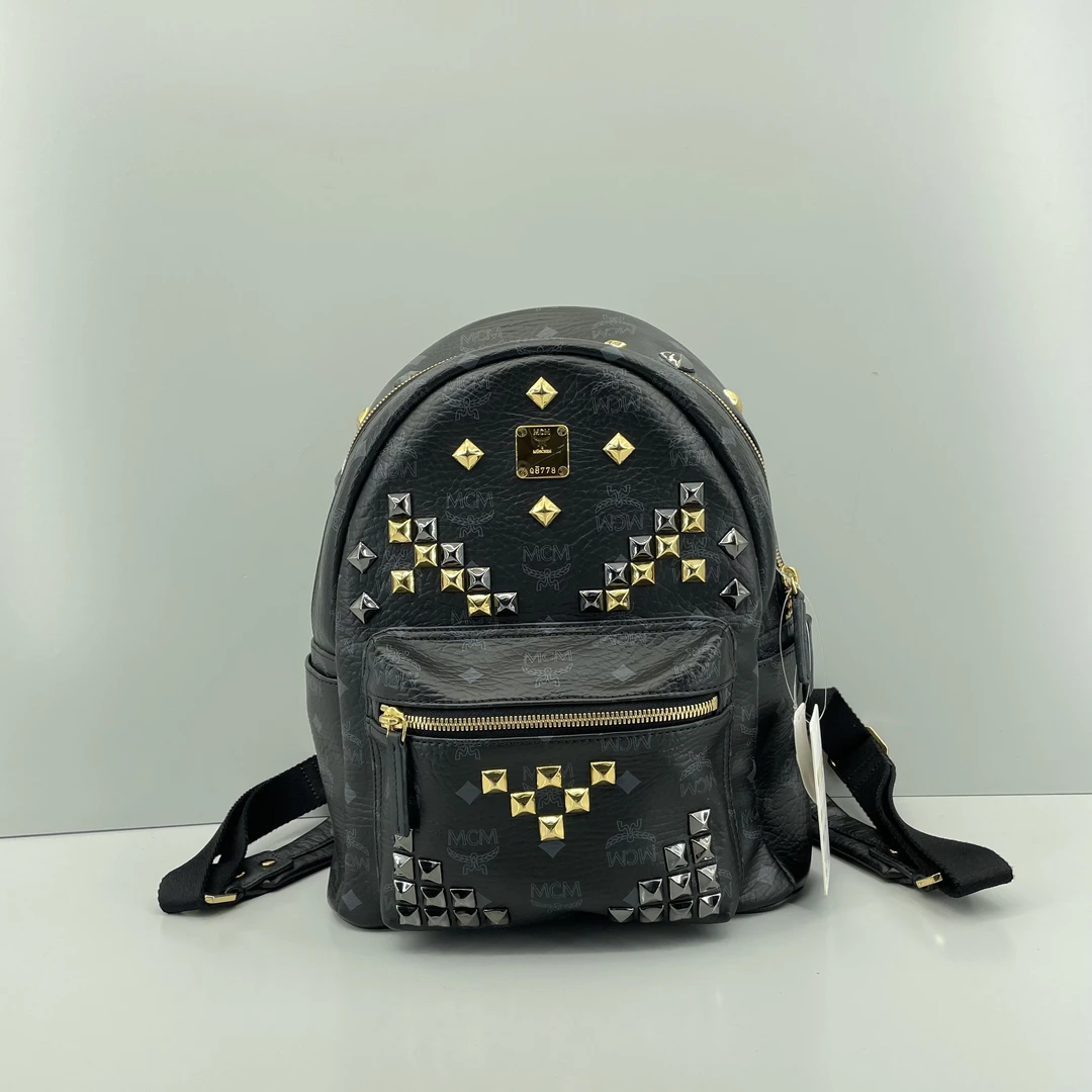 95新 MCM mcm黑色铆钉双肩包26*32*13cmE031611