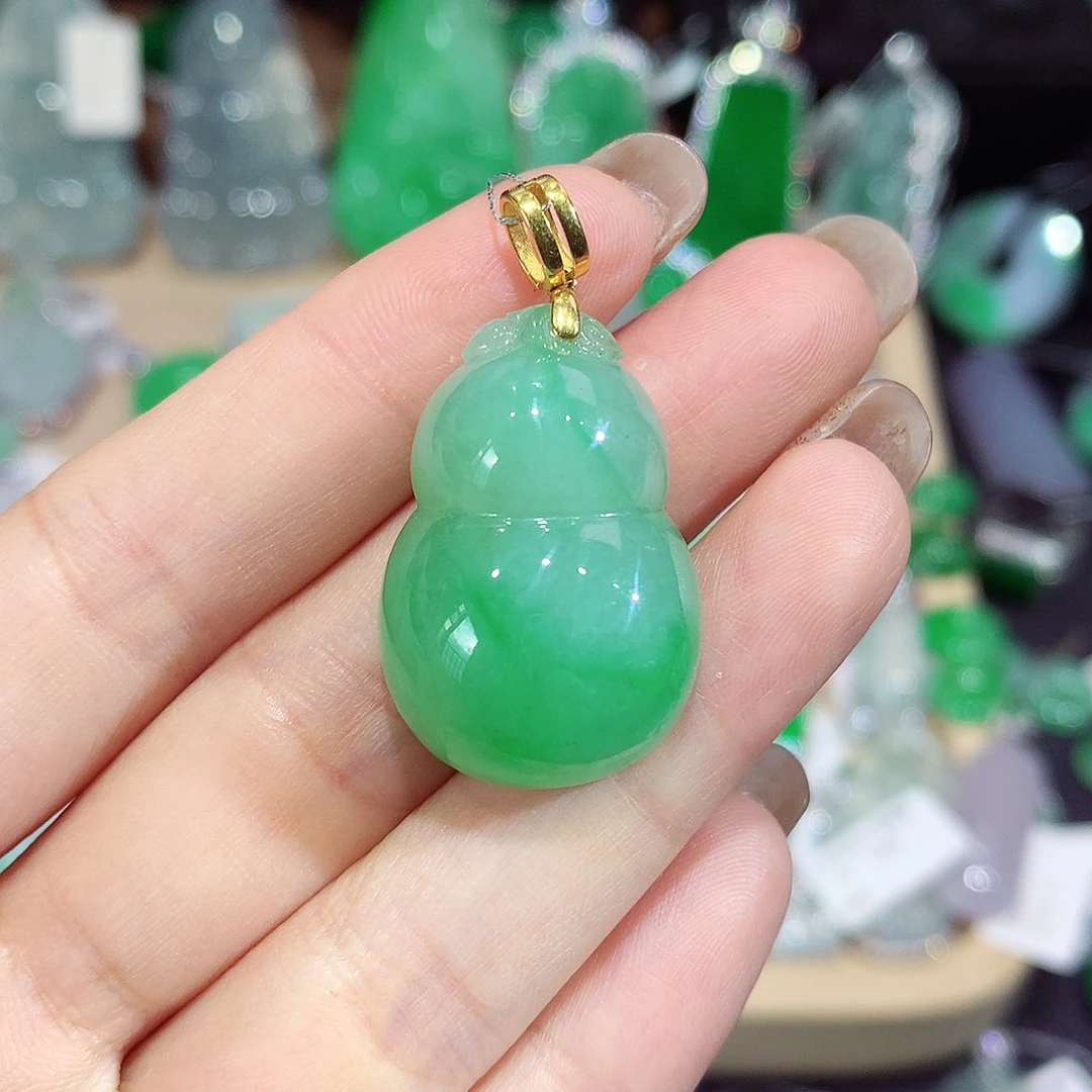 翡翠18K金镶嵌颈饰葫芦