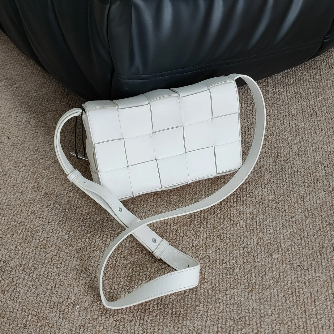 95新 BOTTEGA VENETA/葆蝶家 白羊皮编织casstte15格斜挎包43526