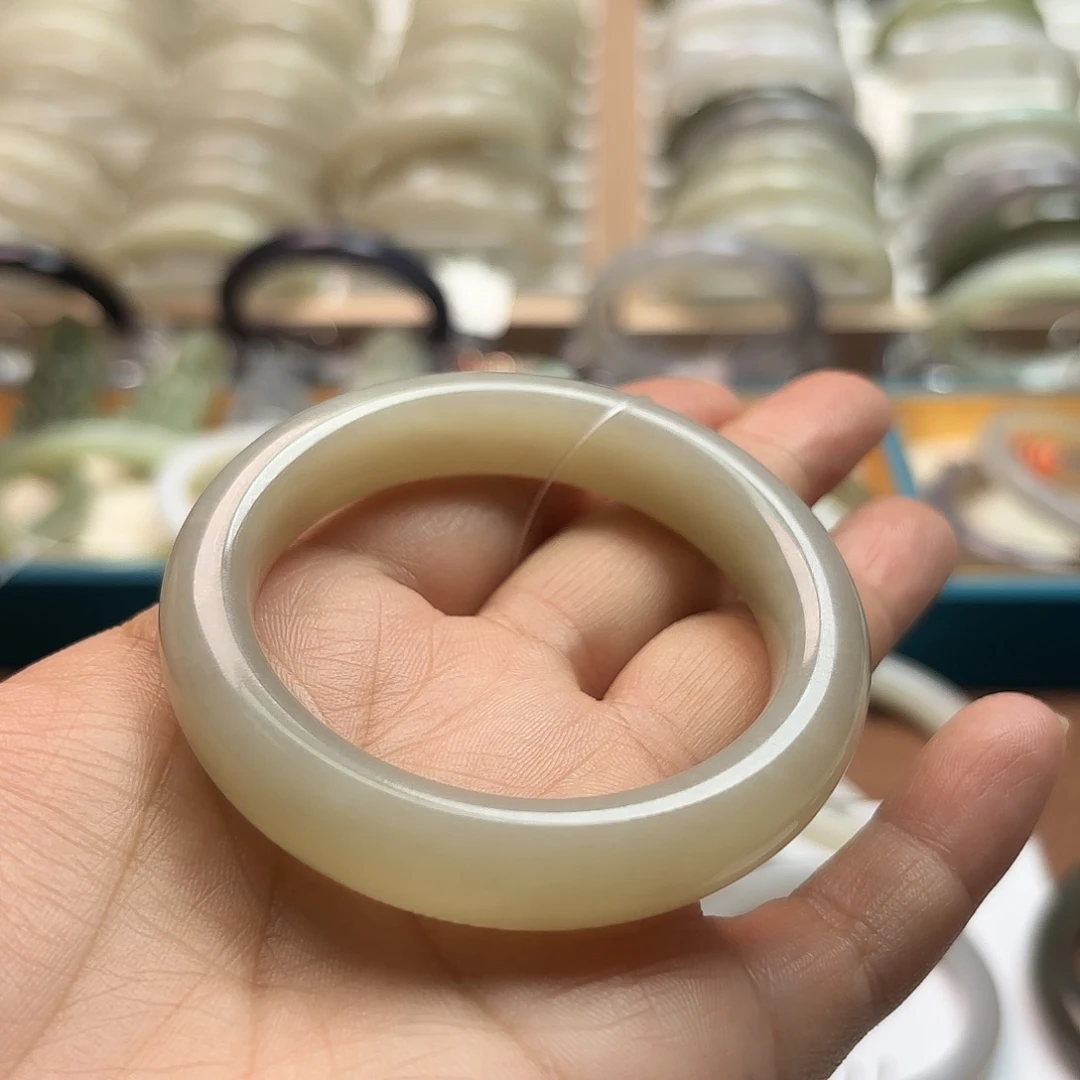 和田玉未镶嵌手镯