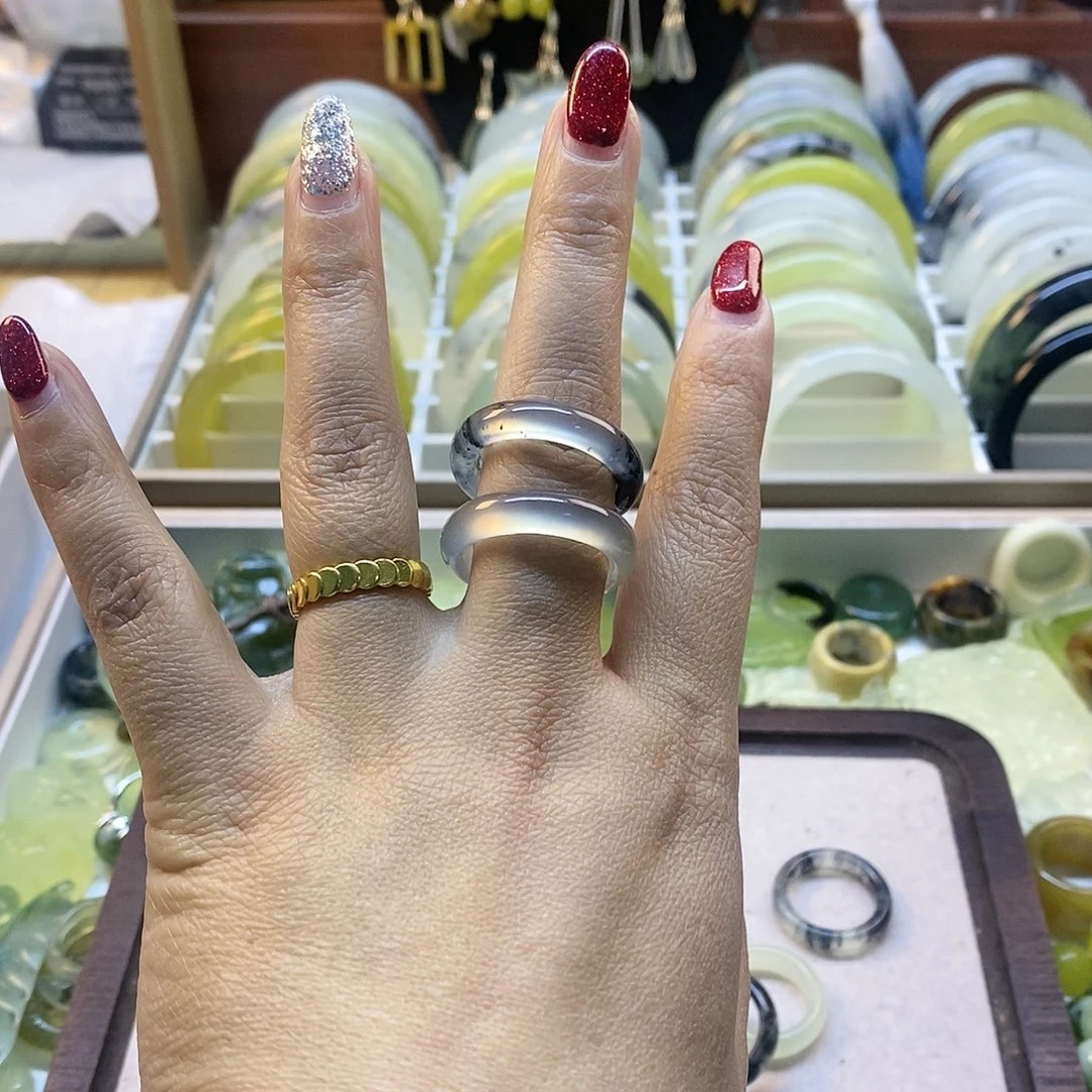 蛇纹石玉手镯未镶嵌王**贝