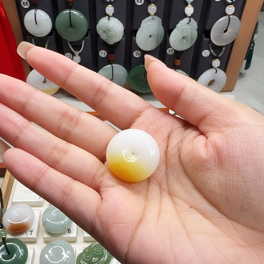 石英质玉未镶嵌颈饰