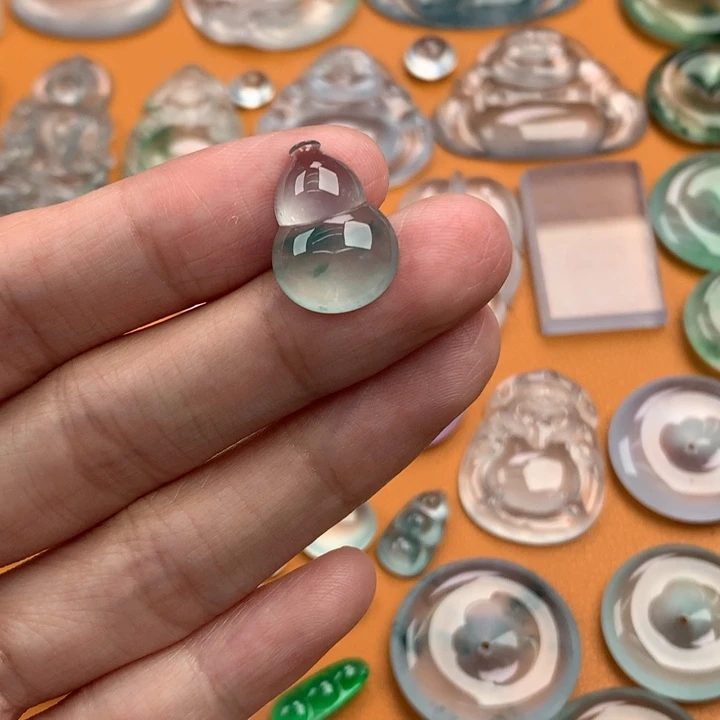 翡翠挂件未镶嵌…..