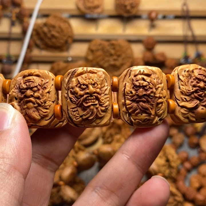 桃核雕刻钟馗手牌