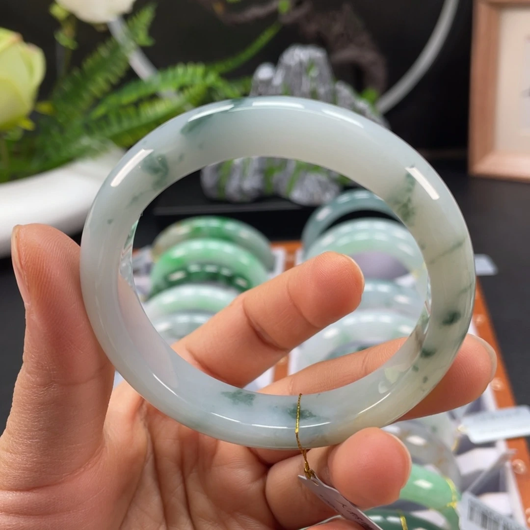 翡翠手镯未镶嵌飘花正圈