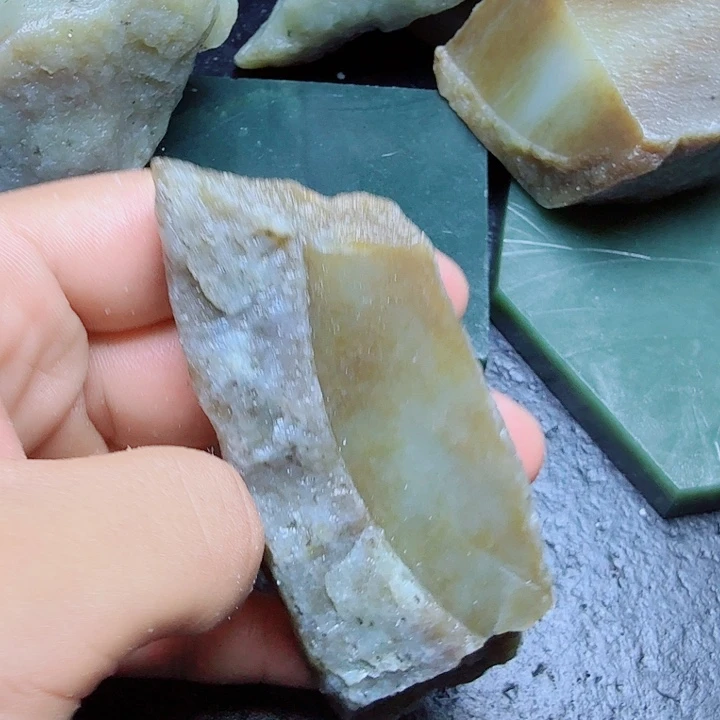 和田玉（糖玉）未镶嵌珠宝奇石