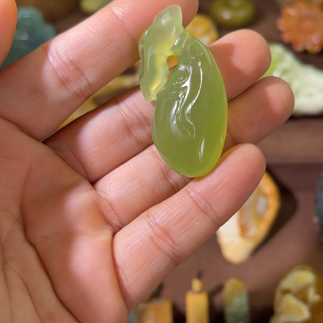 蛇纹石玉未镶嵌颈饰