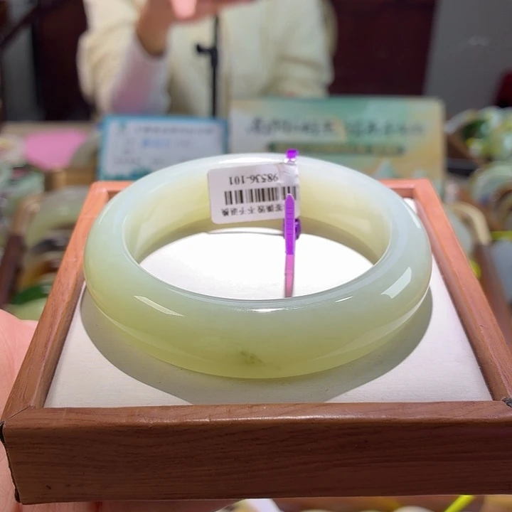 和田玉未镶嵌手镯24。 61