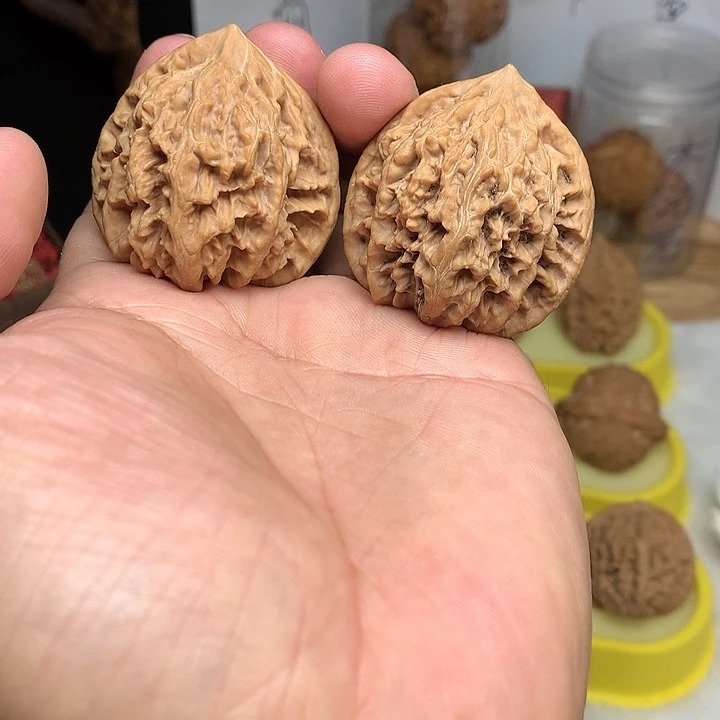 文玩核桃吊坠虎头……
