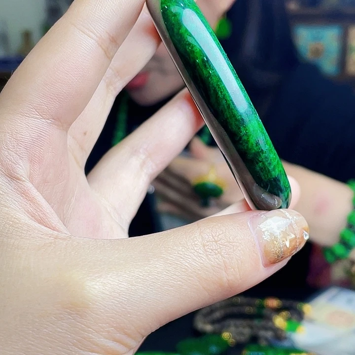 翡翠未镶嵌颈饰多样性58.8