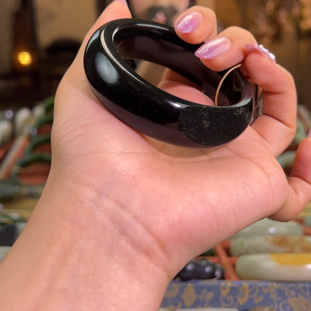 和田玉（青玉）未镶嵌手镯黑青籽